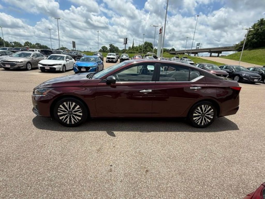 Used 2024 Nissan Altima 2.5 SV Sedan