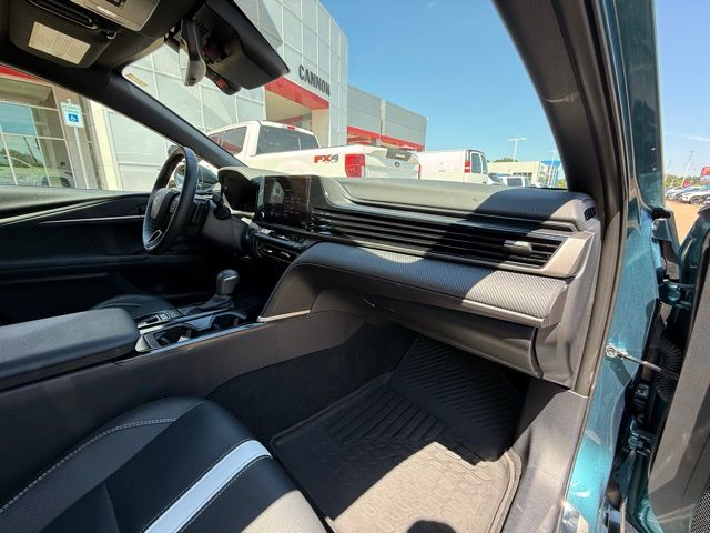 2025 Toyota Camry SE - Photo 40
