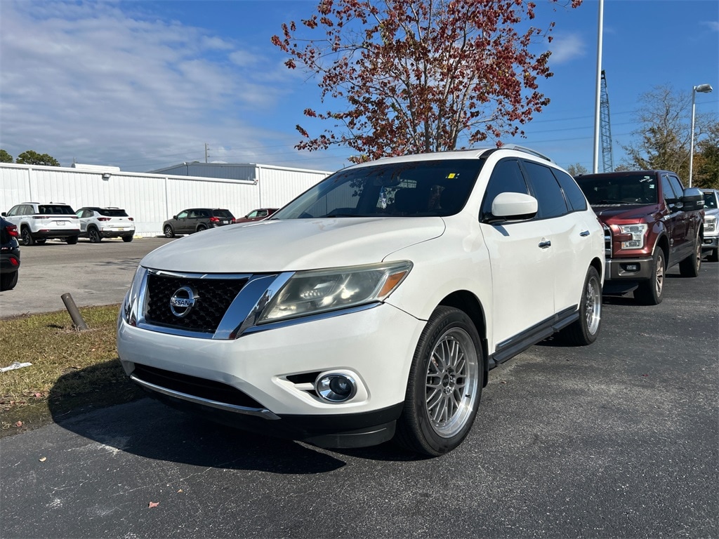 2013 Nissan Pathfinder Platinum's photo
