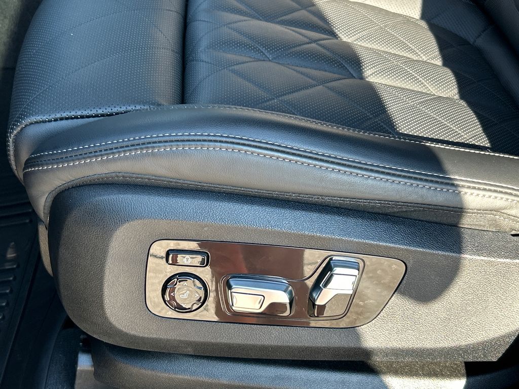 2025 BMW X7 40i - Photo 14