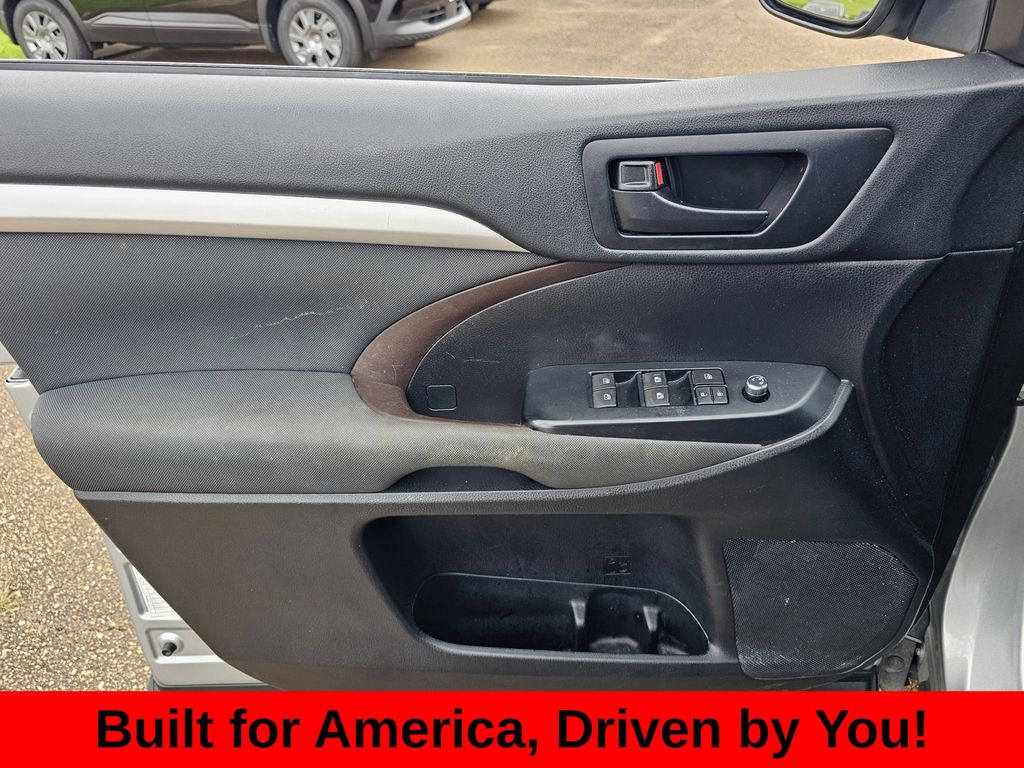 2019 Toyota Highlander LE - Photo 13