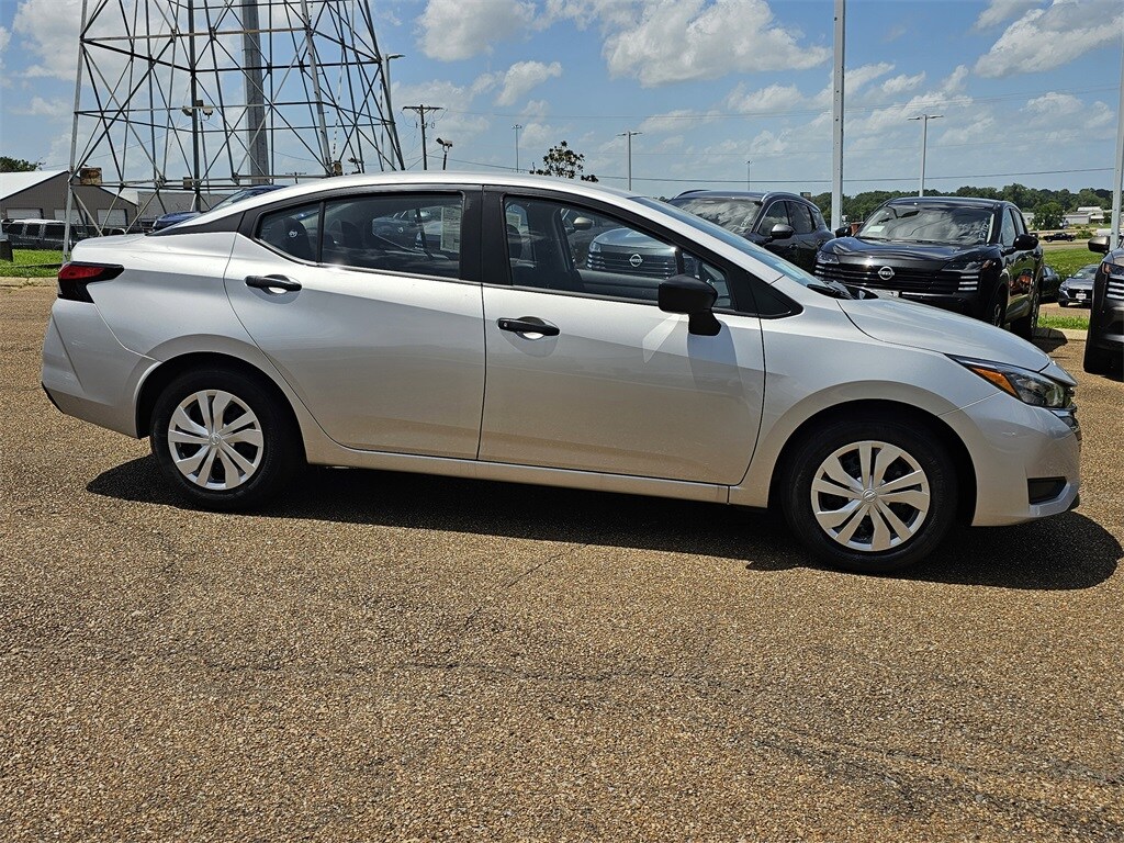 2025 Nissan Versa 1.6 S photo 3