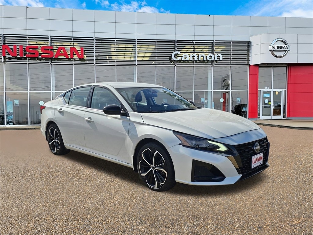 2023 Nissan Altima SR's photo