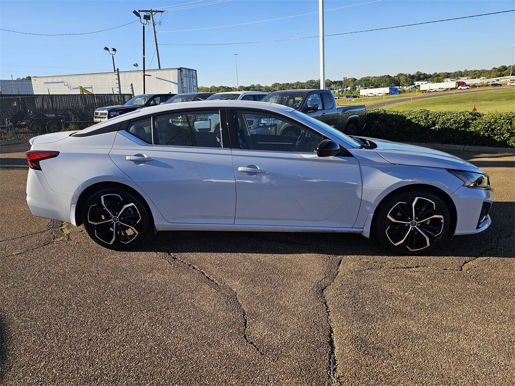 2023 Nissan Altima 2.5 SR photo 3