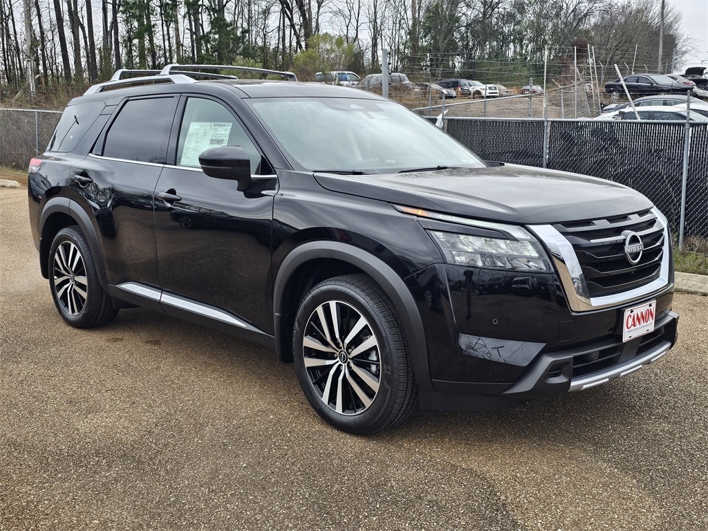 2025 Nissan Pathfinder Platinum's photo