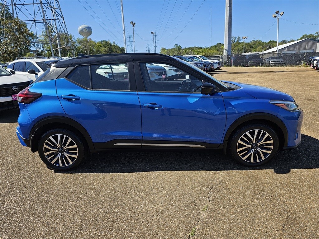 2023 Nissan Kicks SR photo 3