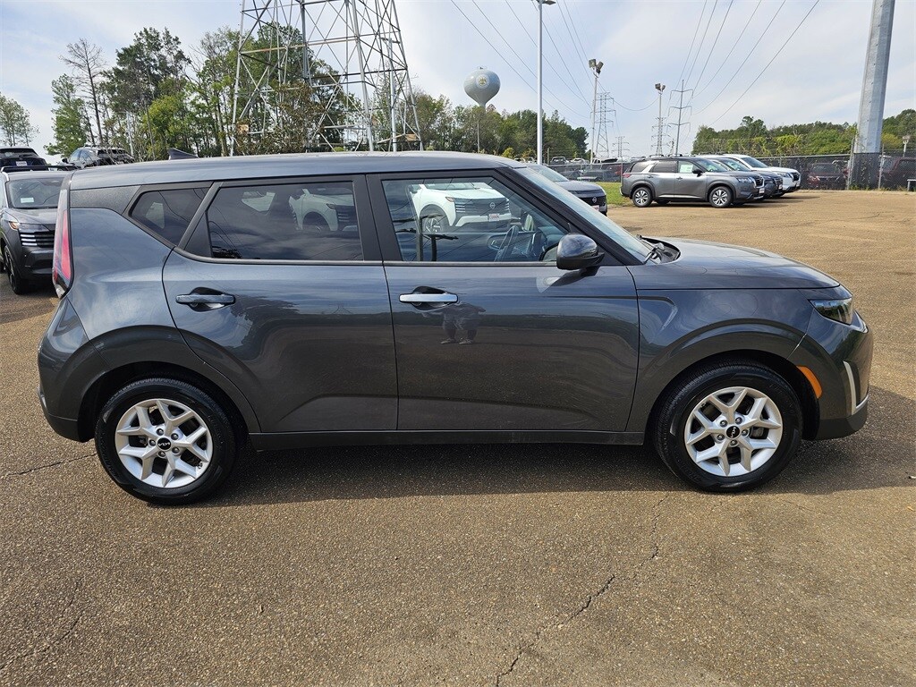 2023 Kia Soul LX photo 3