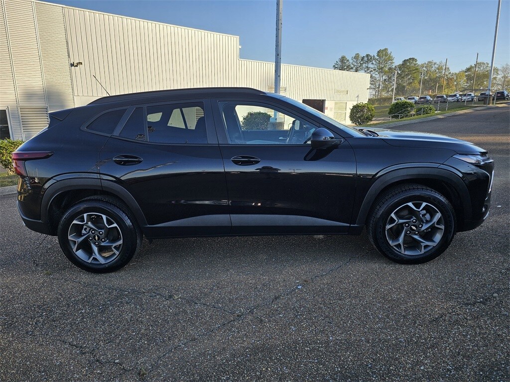 2024 Chevrolet Trax LT photo 3