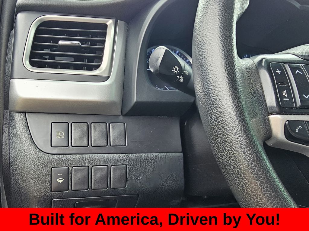 2019 Toyota Highlander LE - Photo 21