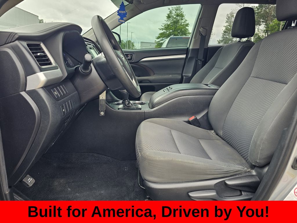 2019 Toyota Highlander LE - Photo 11