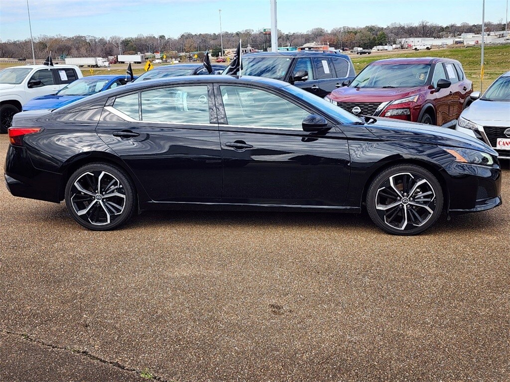 2023 Nissan Altima 2.5 SR photo 2