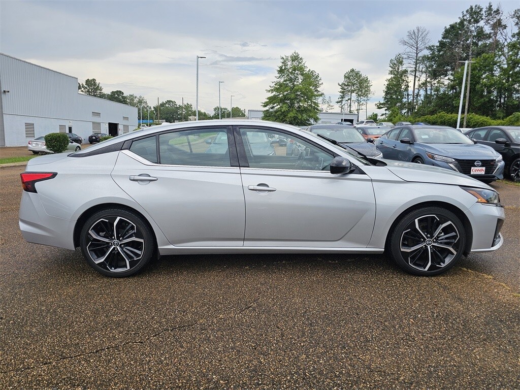 2024 Nissan Altima 2.5 SR photo 3