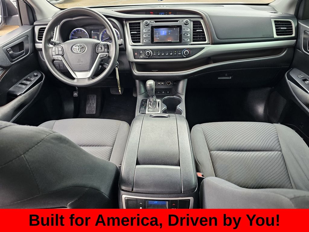 2019 Toyota Highlander LE - Photo 8