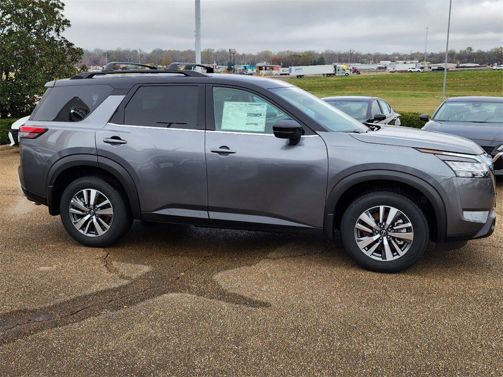 2024 Nissan Pathfinder SL photo 2