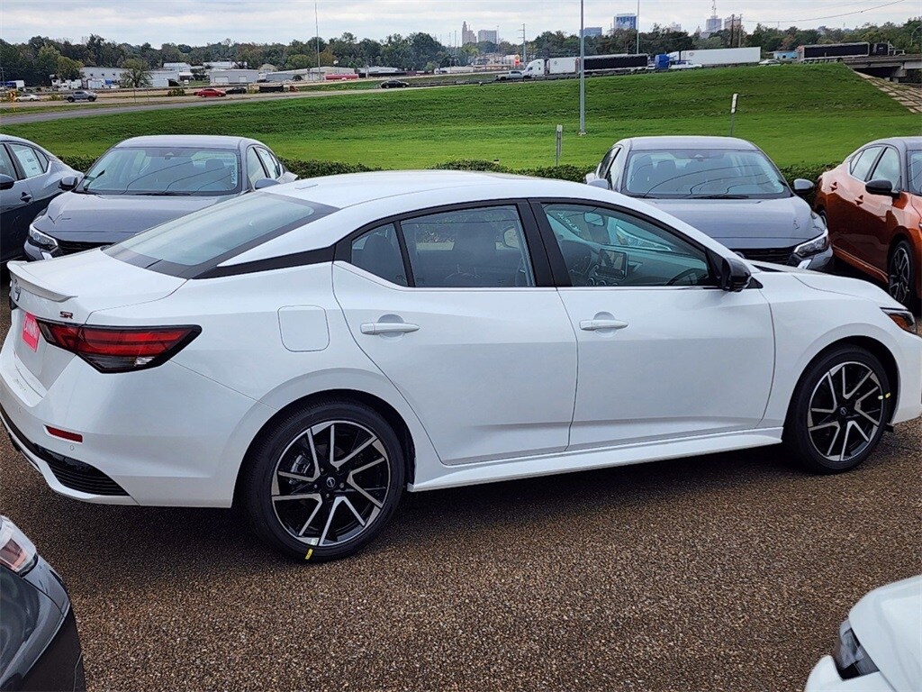 2025 Nissan Sentra SR photo 3