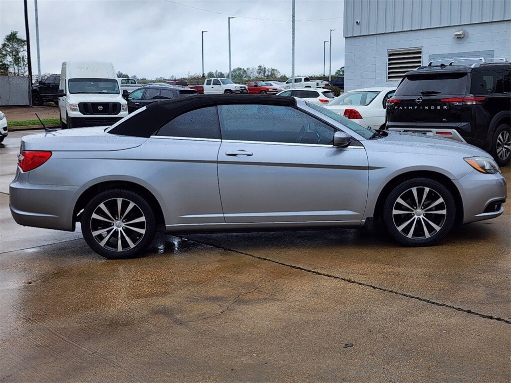2014 Chrysler 200 S photo 2