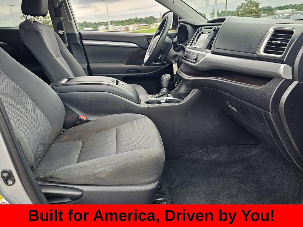 2019 Toyota Highlander LE - Photo 22