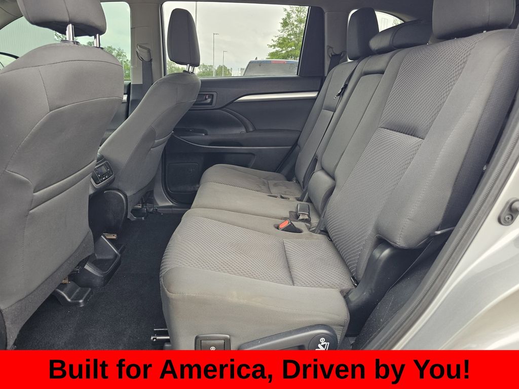 2019 Toyota Highlander LE - Photo 14