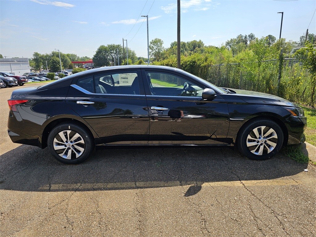 2025 Nissan Altima S photo 2
