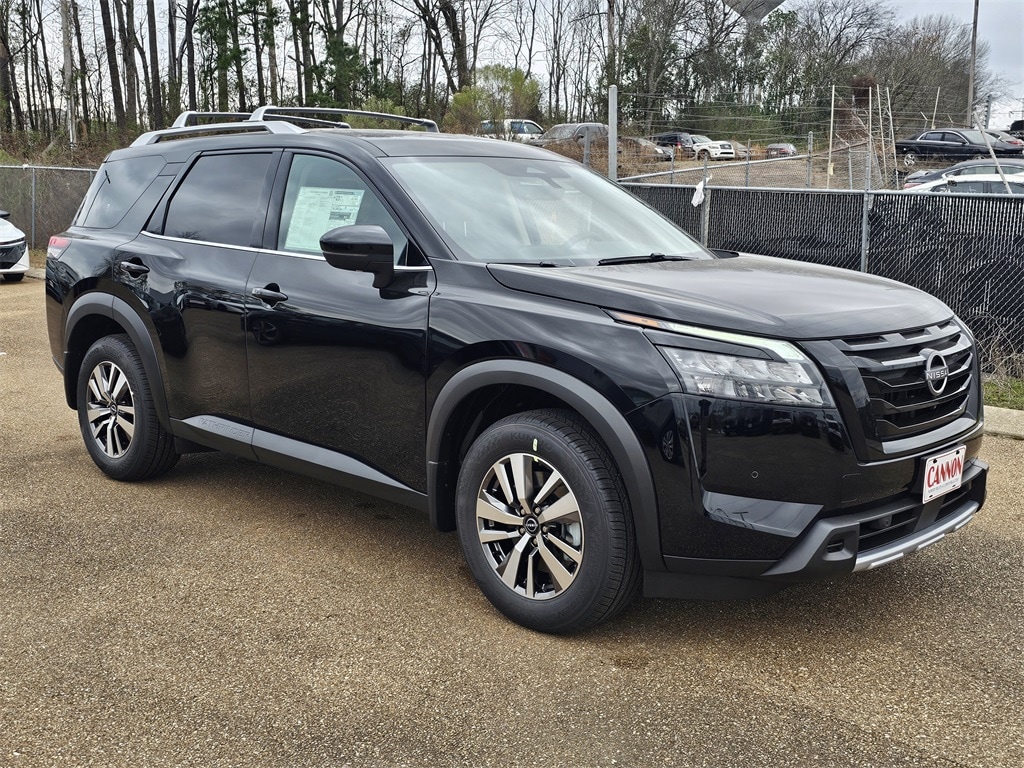 2025 Nissan Pathfinder SL's photo