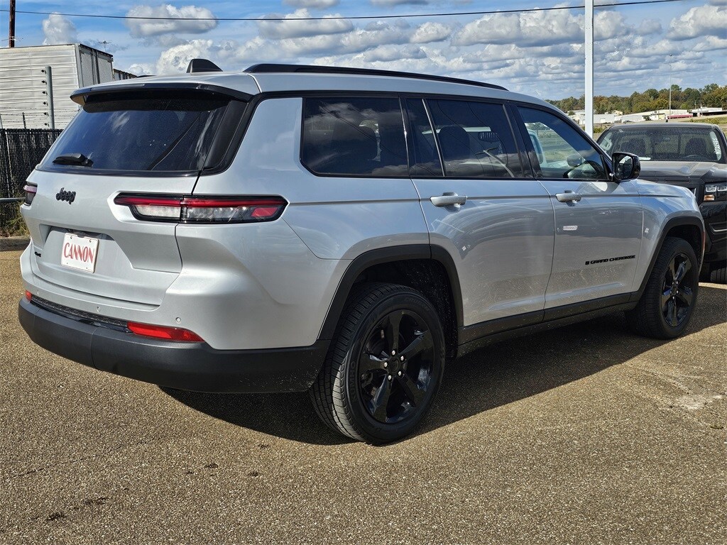 2023 Jeep Grand Cherokee Altitude photo 2