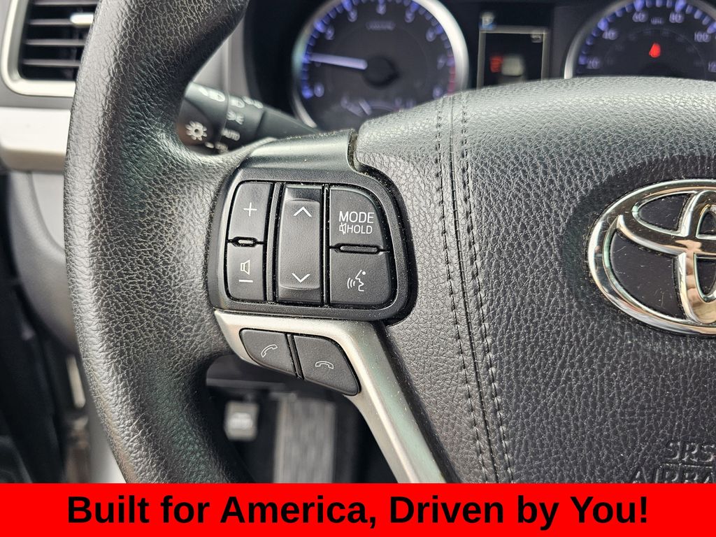 2019 Toyota Highlander LE - Photo 19