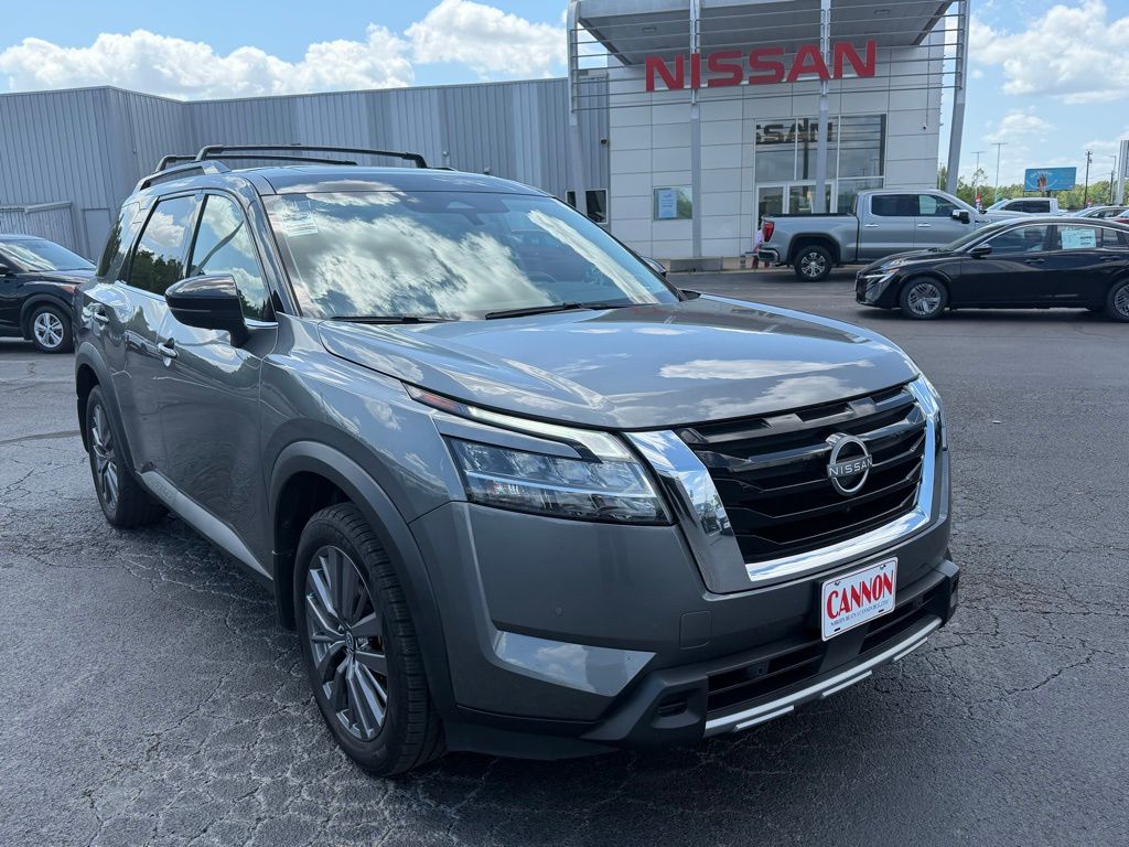 2023 Nissan Pathfinder SL 2WD's photo