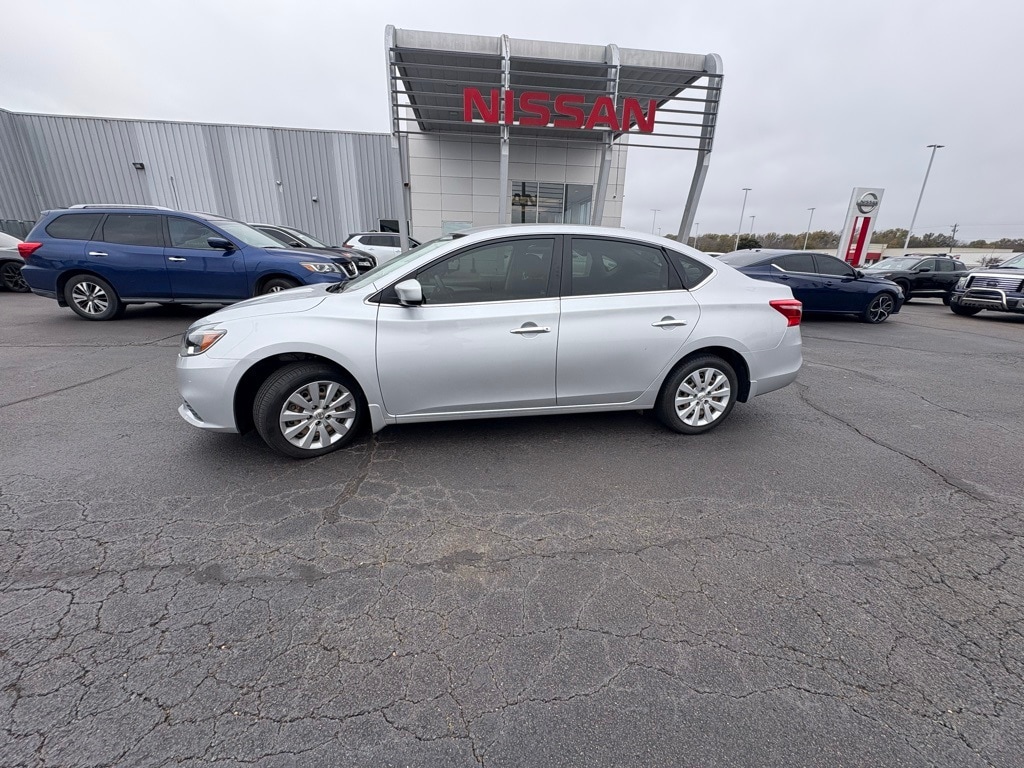 2016 Nissan Sentra S's photo