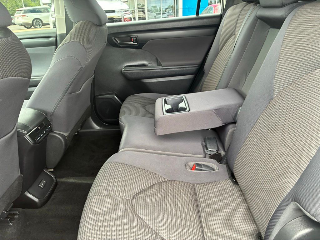2023 Toyota Highlander L - Photo 14