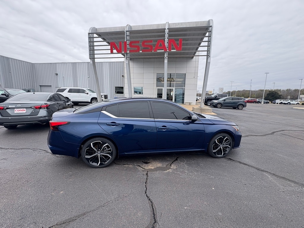 2023 Nissan Altima SR's photo