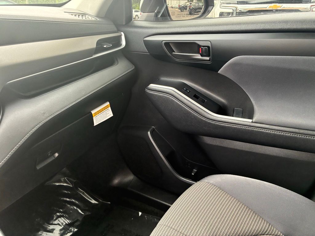 2023 Toyota Highlander L - Photo 11