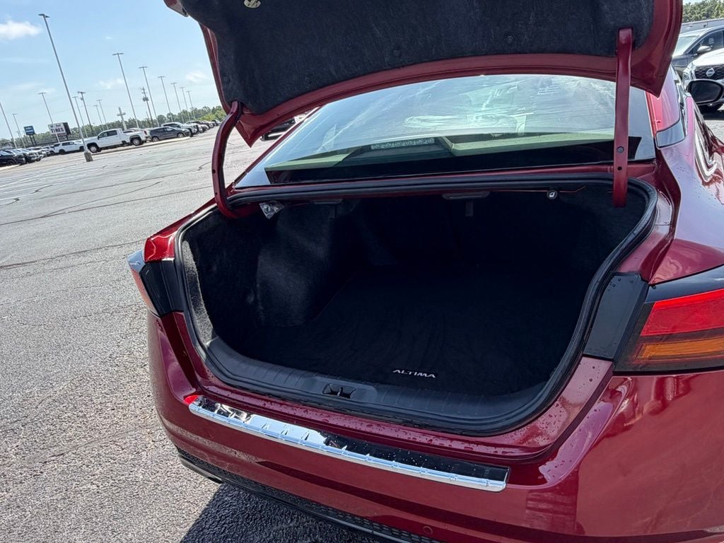 2023 Nissan Altima SR - Photo 9