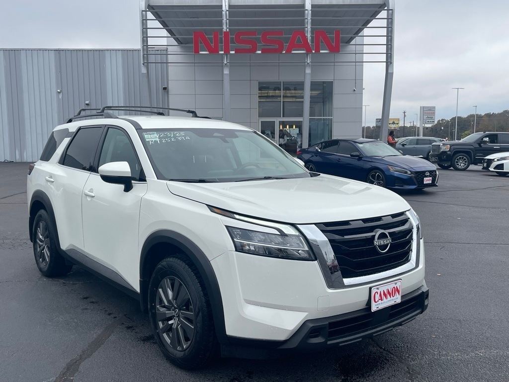 2022 Nissan Pathfinder SV's photo