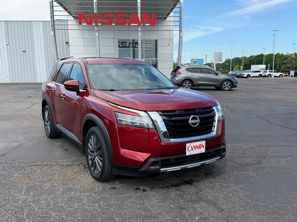 2024 Nissan Pathfinder SL 2WD's photo