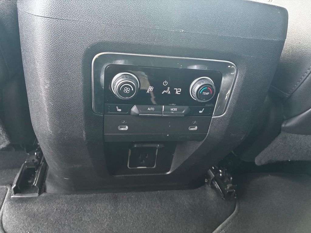 2022 Chevrolet Suburban Z71 - Photo 16