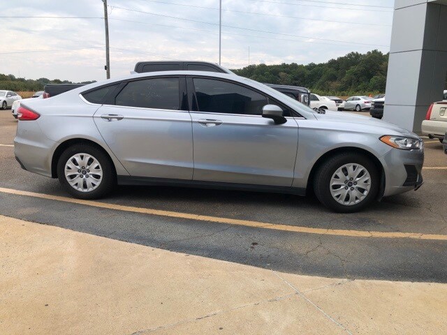 2020 Ford Fusion S photo 2
