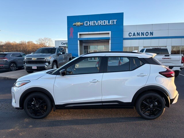 2024 Nissan Kicks SR photo 2