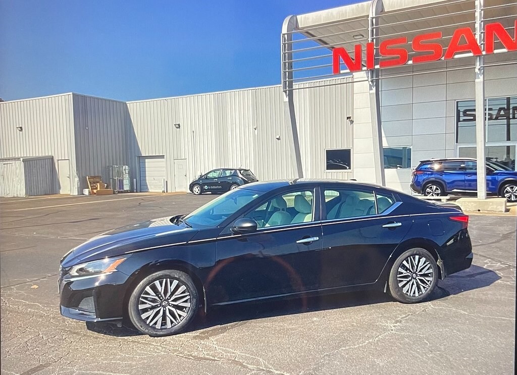 2024 Nissan Altima 2.5 SV photo 2