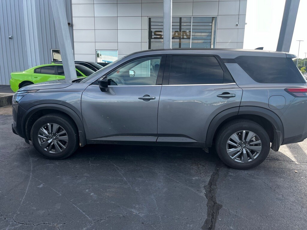 2024 Nissan Pathfinder S photo 2