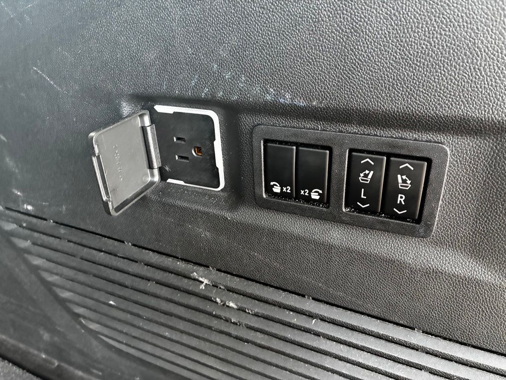 2022 Chevrolet Suburban Z71 - Photo 20