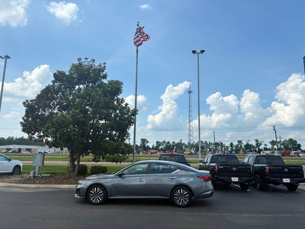 Used 2025 Nissan Altima SV Sedan