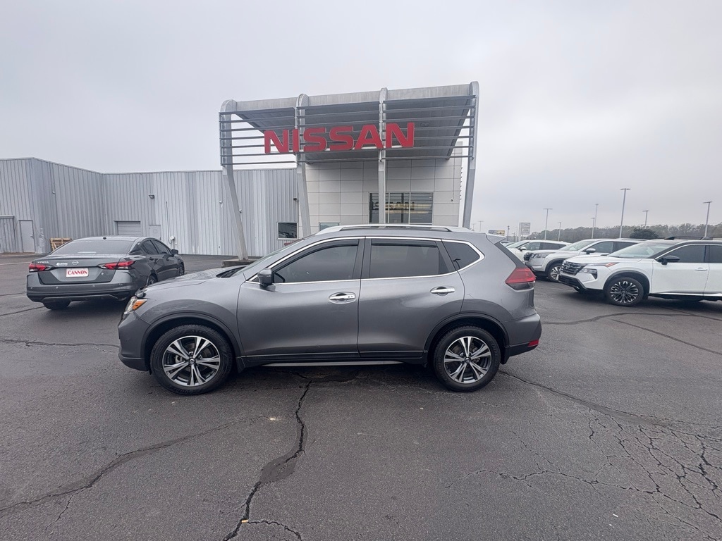2019 Nissan Rogue SV's photo