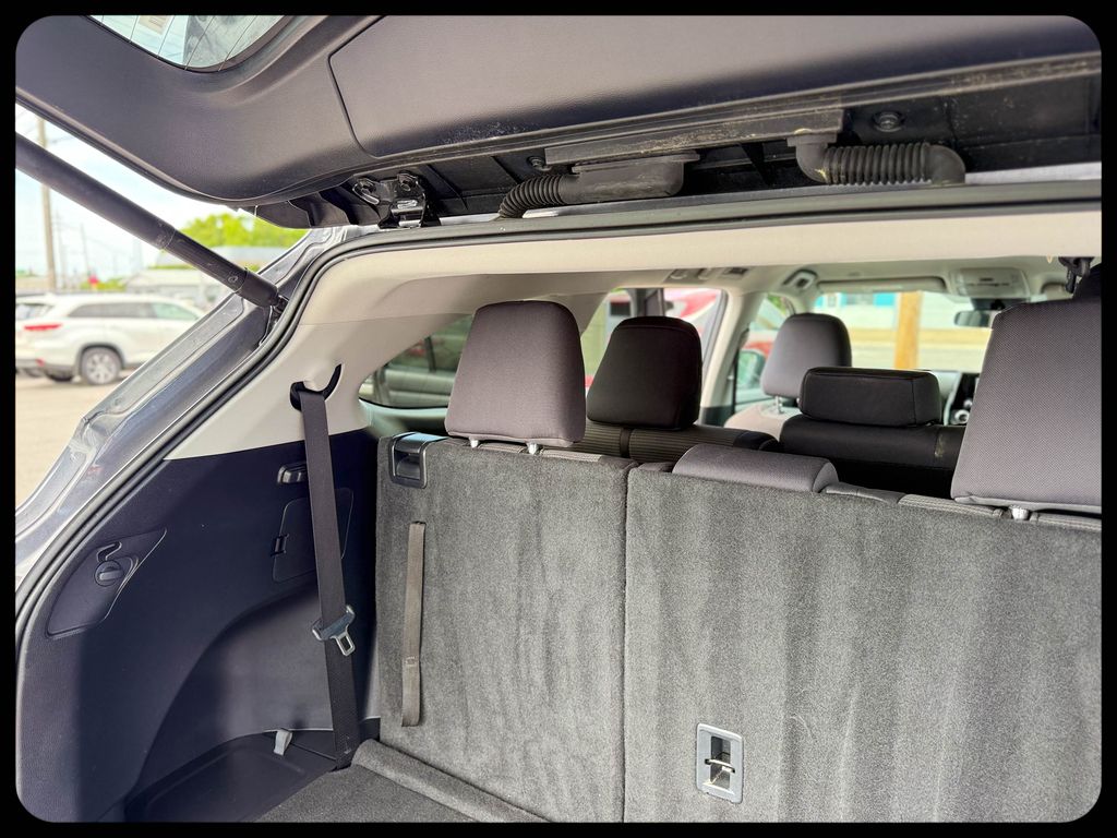 2024 Toyota Highlander LE - Photo 16