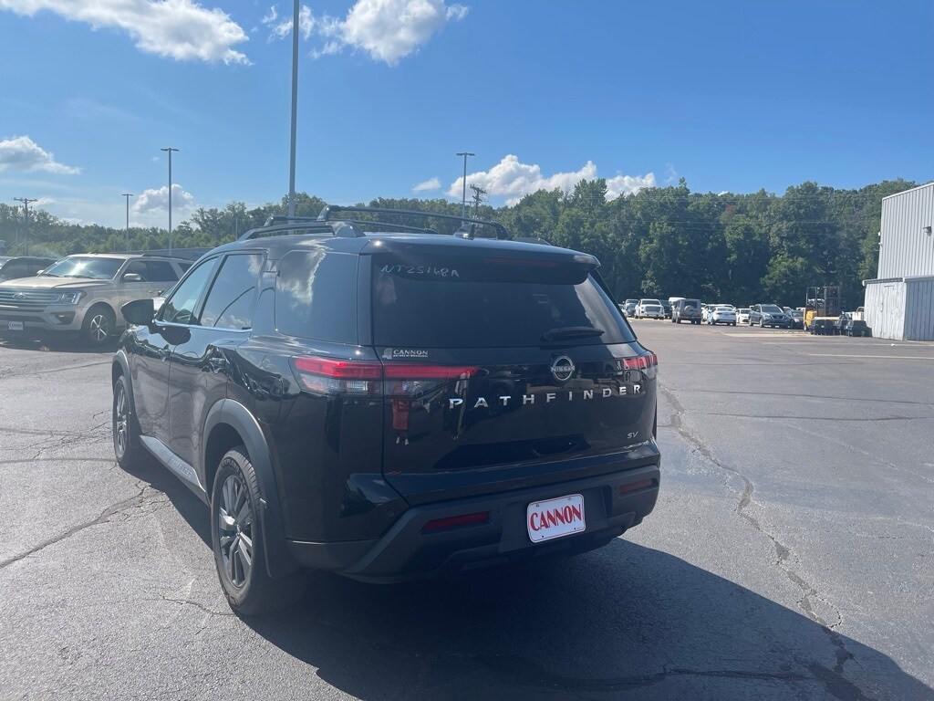 2022 Nissan Pathfinder SV photo 2