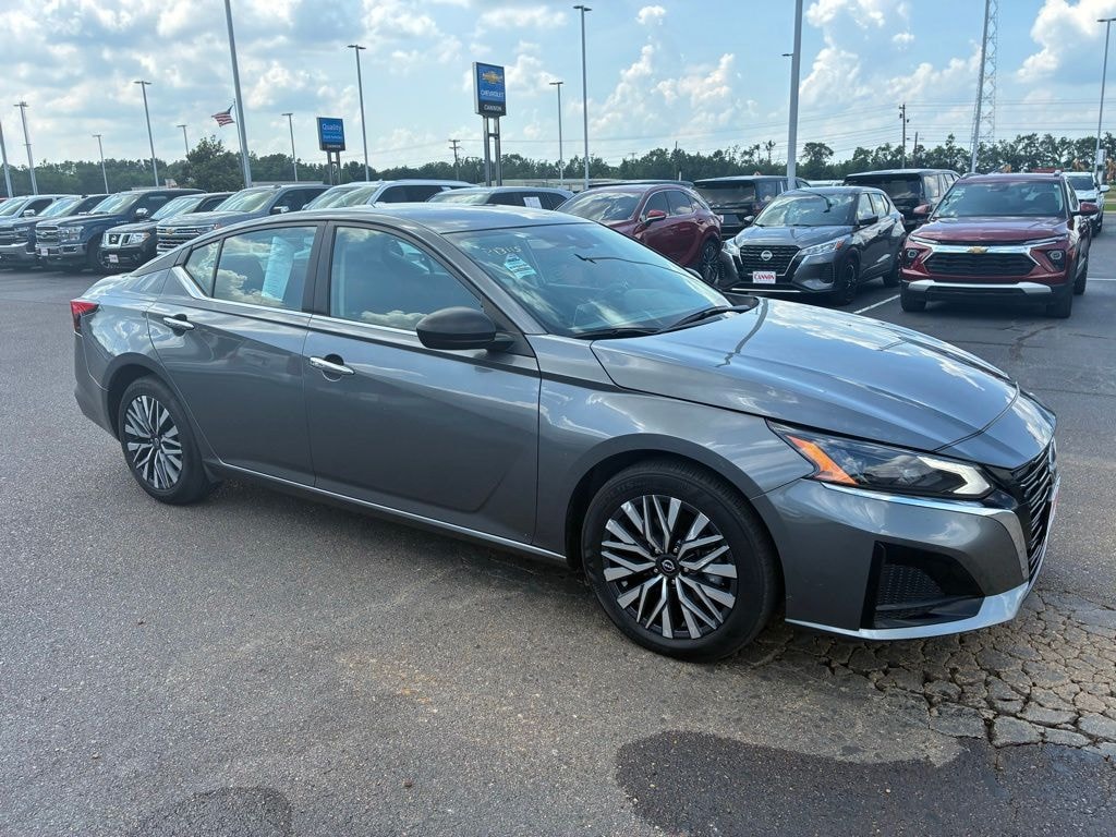 Used 2025 Nissan Altima SV Sedan