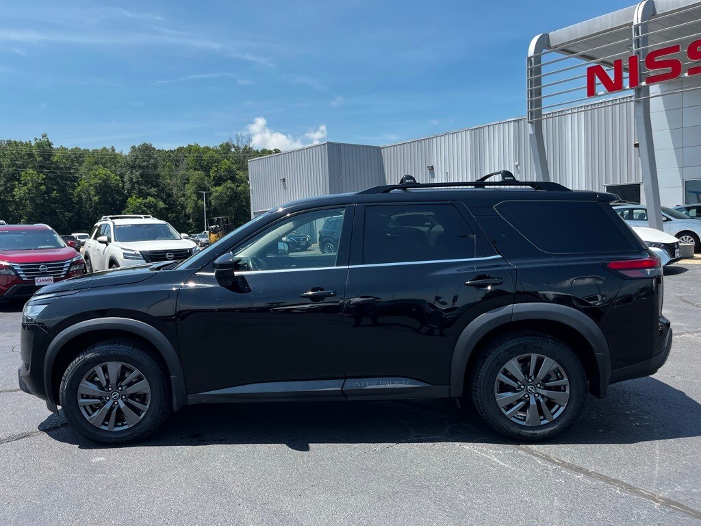2022 Nissan Pathfinder SV photo 2
