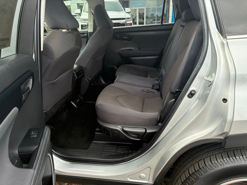 2023 Toyota Highlander L - Photo 12