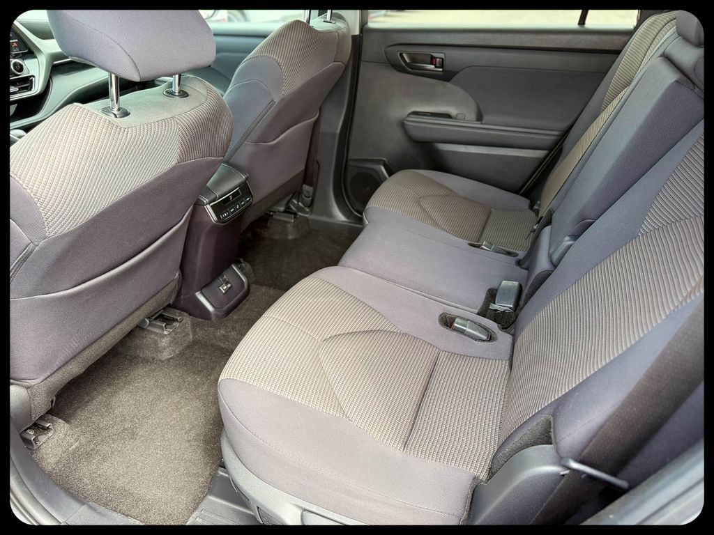 2024 Toyota Highlander LE - Photo 15