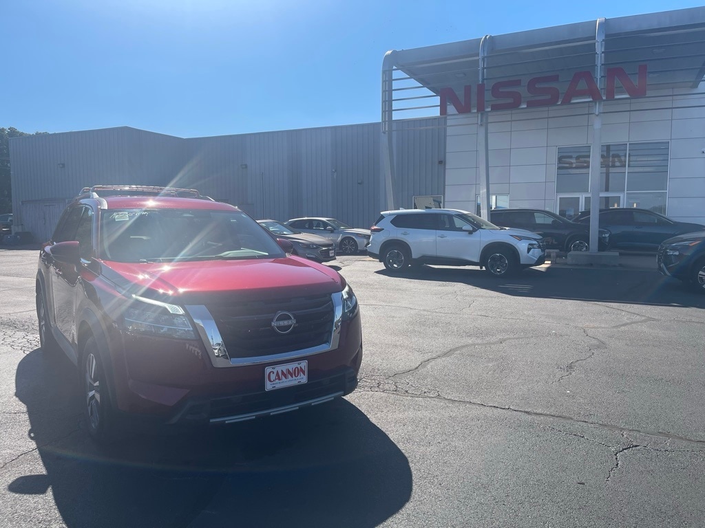 2024 Nissan Pathfinder SL's photo