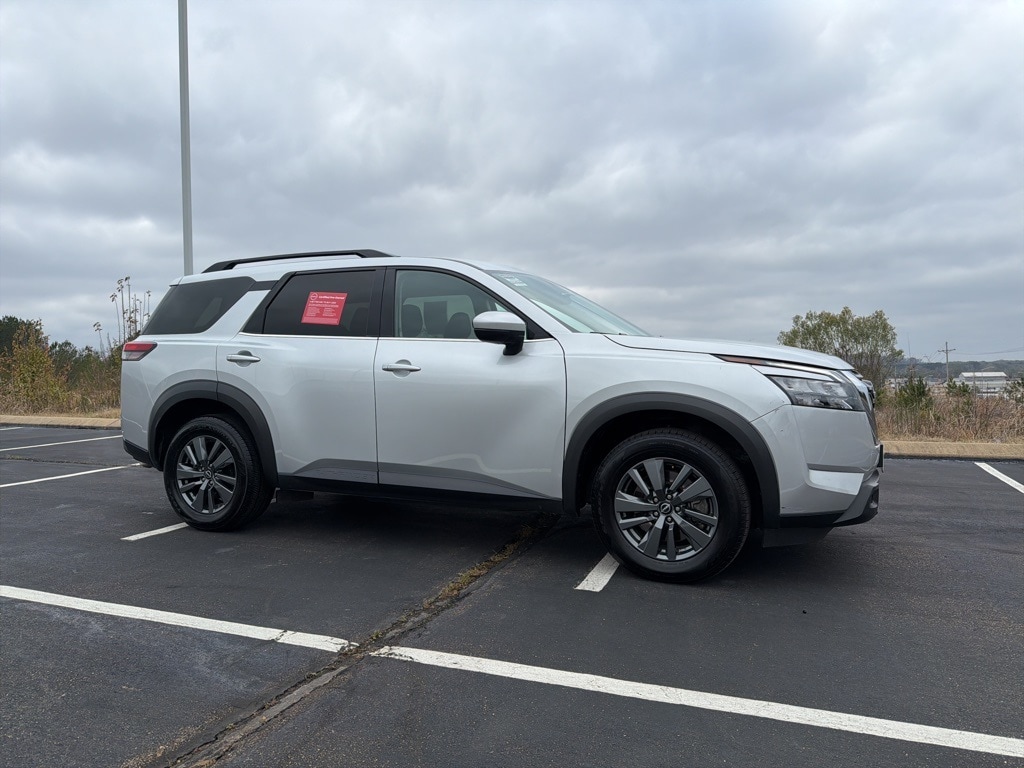 2024 Nissan Pathfinder SV's photo